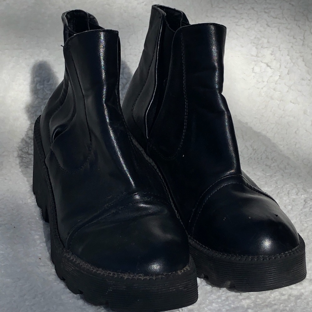 Lug Sole Black Boot Size 6 Women’s
